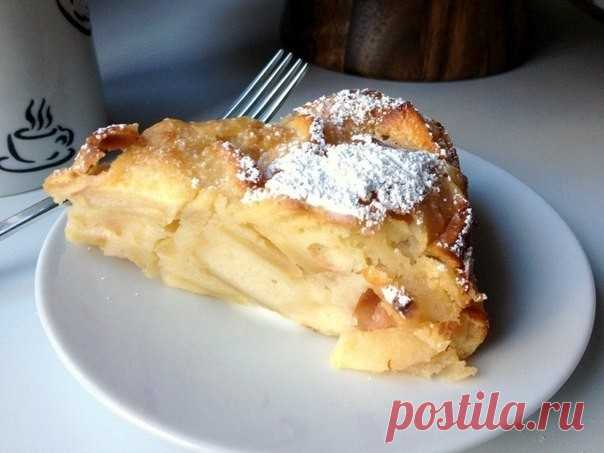 Шарлотка с кислыми яблоками и корицей