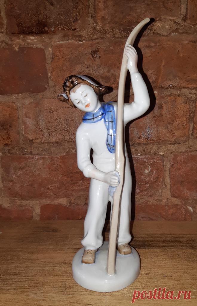 Фарфоровая статуэтка Юный Лыжник. СССР. ЛФЗ 50 - 60 годы. 20 век. Скульптор: Столбова Художник: Лупанова 
Высота : 245 мм. Диаметр основания : 70 х 80 мм.

Цена : 12 000 ₽

  Купить сейчас  : 
Скульптура опубликована в каталоге «Советский художественный фарфор завода имени М. В. Ломоносова. Каталог выставки». Л., 1961. С. 105-106 (описание); в каталоге образцов «Художественный фарфор». ЛФЗ, Внешторгиздат, 1960-е гг, артикул 6137, 613