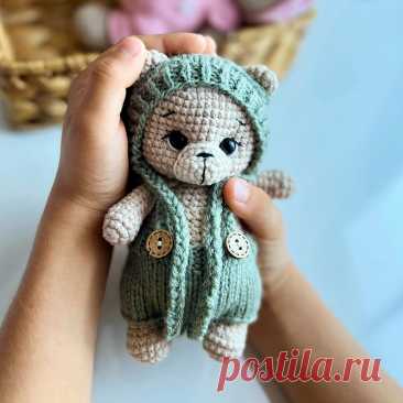 PDF Мишка в ладошку крючком. FREE crochet pattern; Аmigurumi toy patterns. Амигуруми схемы и описания на русском. Вязаные игрушки и поделки своими руками #amimore - медведь, медвежонок в штанишках, мишка в чепчике.