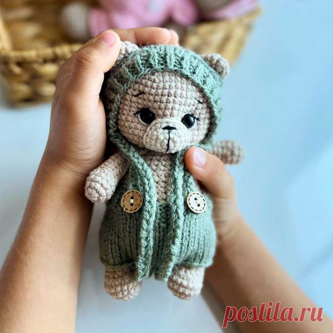 PDF Мишка в ладошку крючком. FREE crochet pattern; Аmigurumi toy patterns. Амигуруми схемы и описания на русском. Вязаные игрушки и поделки своими руками #amimore - медведь, медвежонок в штанишках, мишка в чепчике.