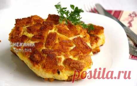 Белорусский шницель по-полесски | Кулинарные рецепты от «Едим дома!»-250 г куриного филе 
соль по вкусу 
молотый чёрный перец по вкусу 
30 г сухого (или слегка подсохшего) батона 
30 мл молока 
25 г сливочного масла 
***************************** 
Панировка: 
1 яйцо 
110 г батона 
+ растительное масло для жарк