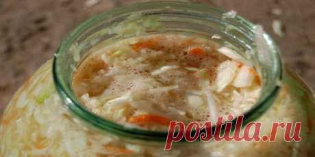 Вкусная хрустящая квашеная капуста в рассоле.