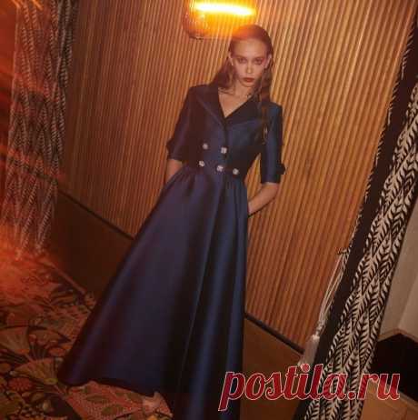 Коллекция Alexis Mabille Ready-To-Wear осень-зима 2021/2022 - FashionView.ru - ВСЯ МОДА В ДЕТАЛЯХ На коллекции Alexis Mabille Осень-зима 2021/2022 дизайнер приглашает вас в многогранную вселенную, чтобы отпраздновать приближающуюся свободу. В этой вечной атмосфере наслаждения и празднеств, он презентует гардероб, наполненный игрой света и объёма.