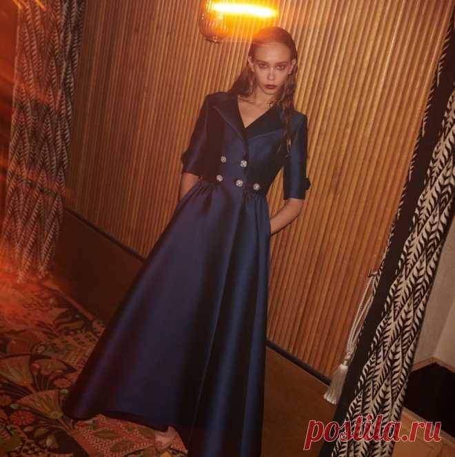 Коллекция Alexis Mabille Ready-To-Wear осень-зима 2021/2022 - FashionView.ru - ВСЯ МОДА В ДЕТАЛЯХ На коллекции Alexis Mabille Осень-зима 2021/2022 дизайнер приглашает вас в многогранную вселенную, чтобы отпраздновать приближающуюся свободу. В этой вечной атмосфере наслаждения и празднеств, он презентует гардероб, наполненный игрой света и объёма.