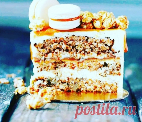 Морковный торт с карамелью ⠀
Морковный бисквит:
300 г яблочного пюре (у меня баночное);
400 г сахара;
3 яйца;
240 г муки;
1 ч.л. соды;
1½ ч.л. разрыхлителя;
½ ч.л. соли;
1 ч. л. корицы;
300 г тертой морковки;
150 г кокосовой стружки;
150 г грецких орехов.
Карамель:
400 г сахара;
280 мл жирных сливок;
200 г сливочного масла.
Крем:
1 ,2 кг сливочного сыра (Филадельфия , hohland, Карат);
200-300 г сахарной пудры (по вкусу);
200 г сильно размягченного сливочного масла;
10 г ва...