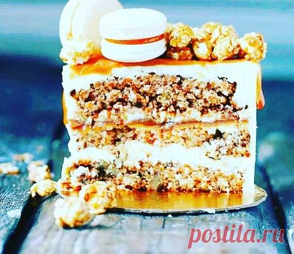 Морковный торт с карамелью ⠀
Морковный бисквит:
300 г яблочного пюре (у меня баночное);
400 г сахара;
3 яйца;
240 г муки;
1 ч.л. соды;
1½ ч.л. разрыхлителя;
½ ч.л. соли;
1 ч. л. корицы;
300 г тертой морковки;
150 г кокосовой стружки;
150 г грецких орехов.
Карамель:
400 г сахара;
280 мл жирных сливок;
200 г сливочного масла.
Крем:
1 ,2 кг сливочного сыра (Филадельфия , hohland, Карат);
200-300 г сахарной пудры (по вкусу);
200 г сильно размягченного сливочного масла;
10 г ва...