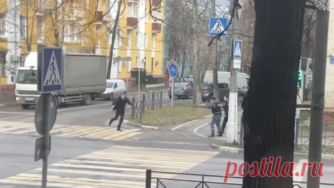 В Подмосковье мужчина с мачете разгуливал по улице и попался полиции. В Люберцах очевидцы сообщили о полицейских, которые выстрелили в мужчину с оружием. Об этом сообщает Telegram-канал "Мои Люберцы". Инцидент произошел на улице Кирова. Местные жители обратили внимание на мужчину, который шел по ...