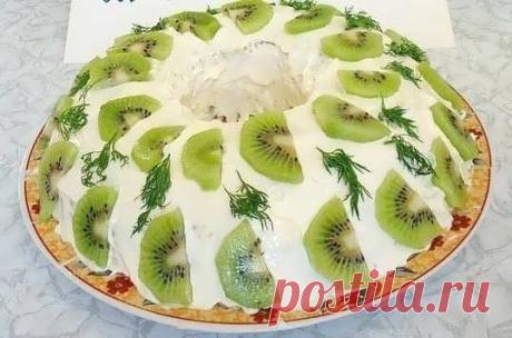 Салат с курицей, сыром и киви | Печем и варим