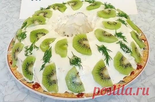 Салат с курицей, сыром и киви | Печем и варим