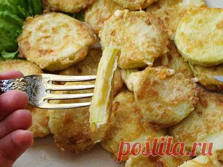 Теперь готовлю Кабачки ВОТ ТАК ! Вкусные, сочные, съедаешь как семечки один за другим!)  Кабачки -- 1 кг. Лук -- 2 шт. Морковь -- 3 шт. Масло растительное -- 100 г. Сметана -- 200 г. Чеснок -- 4 зубка Зелень (укроп и петрушка) Соль, черный молотый перец по вкусу
1. Кабачки нарезать кубиками -- 1 см. На дно кастрюли налить растительное масло. Выложить кабачки. Посыпать солью и перцем. Тушить под крышкой на маленьком огне, периодически помешивая, до мягкости.
2. Лук и морковь очистить. Лук мелко…