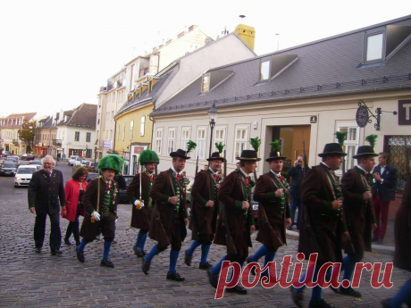 Последняя, владелица ресторана.