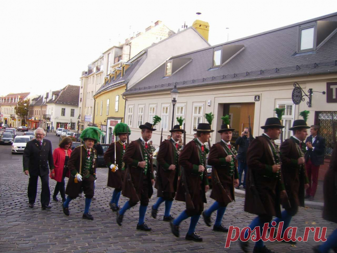 Последняя, владелица ресторана.