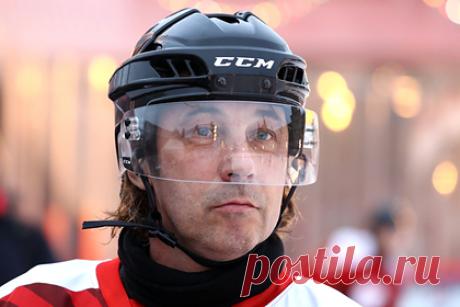 Мостовой оценил шансы «Зенита» на выход в плей-офф Лиги чемпионов. Легенда сборной России по футболу Александр Мостовой дал прогноз на матч второго тура Лиги чемпионов между петербургским «Зенитом» и шведским «Мальме». Мостовой назвал «Зенит» фаворитом встречи, при этом отметив, что соперника нельзя сбрасывать со счетов. Он подчеркнул, что в ЛЧ у всех серьезный настрой.