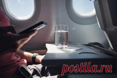 Стюардесса поставила точку в споре о качестве воды в самолетах. Стюардесса Virgin Australia Броди Капрон (Brodie Capron) поставила точку в споре о качестве воды в самолетах, заявив, что ее вполне безопасно пить, передает Daily Mail. Бортпроводница отметила, что пассажиры часто задают одни и те же вопросы, большая часть которых касается качества воды.