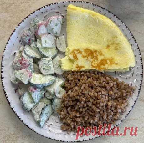Гречка, омлет, салат из редиски и огурцов.