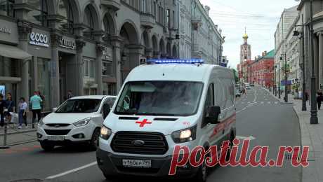 Петербургские проститутки сбежали от полиции через окно притона и получили переломы. В Петербурге две проститутки решили сбежать от полиции через окно притона и получили травмы. Об этом сообщает РЕН ТВ. По информации издания, в &quot;массажном салоне&quot; две проститутки готовились к приходу клиентов, однако у них на ...