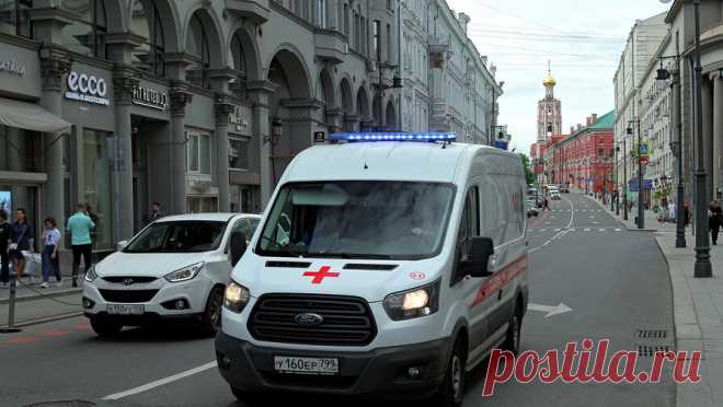 Петербургские проститутки сбежали от полиции через окно притона и получили переломы. В Петербурге две проститутки решили сбежать от полиции через окно притона и получили травмы. Об этом сообщает РЕН ТВ. По информации издания, в "массажном салоне" две проститутки готовились к приходу клиентов, однако у них на ...