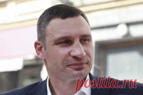 Кличко обвинил украинскую власть в неспособности финансировать армию. Центральная власть неспособна справиться с финансированием Вооруженных сил Украины. Ранее стало известно, что депутаты Верховной Рады поддержали законопроект о перераспределении налога на доходы физических лиц (НДФЛ) из зарплат военных из местных бюджетов в государственный бюджет.