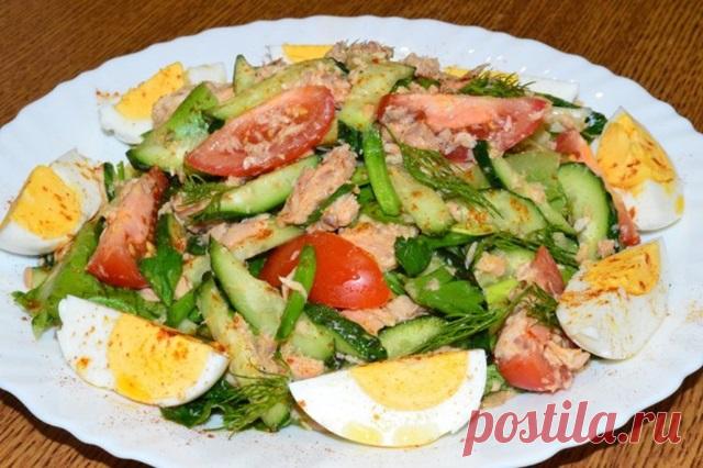 Салат с копченой рыбой, помидорами и яйцами — БЛИНЧИК