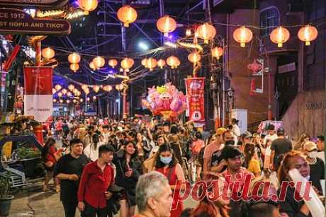 Женщина пошла посмотреть на гирлянды и получила фатальный удар током. Кармелла Туонг отправилась в центр Дапитан-Сити с племянником. Наслаждаясь иллюминацией, филиппинка присела на металлическое заграждение возле здания городского совета, за которым стояли рождественские декорации. Потеряв равновесие, она упала на украшенную гирляндами платформу и получила фатальный удар током.