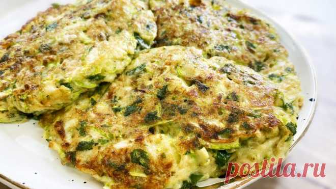Никогда не надоедают! Нежнейшие оладьи из кабачков - так просто и так вкусно! Оладьи из кабачков - не перестану готовить, очень нежно и вкусно!СМОТРИТЕ ТАКЖЕ:  ▶ Рецепты из кабачков  ▶ Летние рецепты  Ингредиенты:  Кабачки - 600 г. Зелень свежая - 1 пучок Чеснок - 3 зубчика  Соль - 2 щепотки Специи - 1 ч.л Мука - 3 ст.л Яйцо куриное - 1 шт.  Растительное масло (для...