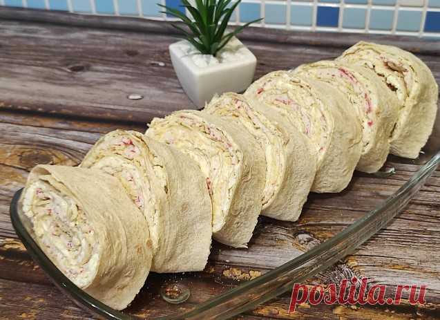 Рулет из лаваша с крабовыми палочками и сыром Здравствуйте. Сегодня хочу с вами поделиться быстрым рецептом закуски на скорую руку. Будем готовить рулет из лаваша. Начинку сделаем из