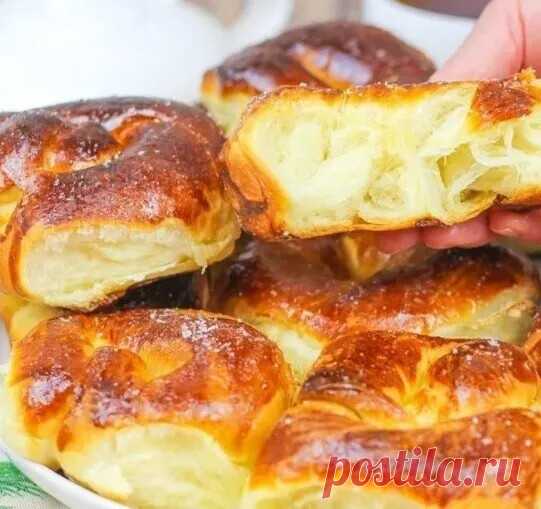Обалденные румяные сдобные булочки с сахаром, рецепт очень простой и быстрый.

Тесто нежное, воздушное и мягкое!