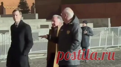 Люди раскупили куртку, в которой Дмитриев гулял с делегацией США. Куртка, в которой глава Российского фонда прямых инвестиций и спецпредставитель президента России Кирилл Дмитриев гулял по Москве со спецпосланником президента США Стивом Уиткоффом и зятем президента США Джаредом Кушнером, полностью раскуплена. Об этом РИА Новости сообщили в пресс-службе Национального центра «Россия». Читать далее