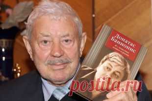 «Важнее всего — глубина личности». Ушёл из жизни актёр Донатас Банионис | Персона | Культура | Аргументы и Факты
В картинах калибра «Соляриса» не мог сняться рядовой актер. Нужен был человек, способный прочувствовать поэтический язык Андрея Тарковского, понять его задумку. И Банионис как нельзя лучше подходил на эту роль. Все богатство актера было глубоко внутри — в глазах, движениях, в молчании. Образ задумчивого, но высокодуховного человека Донатас Банионис пронес через все свои роли. В памят