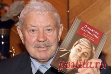 «Важнее всего — глубина личности». Ушёл из жизни актёр Донатас Банионис | Персона | Культура | Аргументы и Факты
В картинах калибра «Соляриса» не мог сняться рядовой актер. Нужен был человек, способный прочувствовать поэтический язык Андрея Тарковского, понять его задумку. И Банионис как нельзя лучше подходил на эту роль. Все богатство актера было глубоко внутри — в глазах, движениях, в молчании. Образ задумчивого, но высокодуховного человека Донатас Банионис пронес через все свои роли. В памят