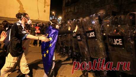 В Тбилиси начались стычки протестующих с полицией. В Тбилиси у Дома правительства начались столкновения между протестующими против законопроекта об иностранных агентах и сотрудниками полиции. Об этом сообщает ТАСС. Правоохранители пытаются оттеснить митингующих. При этом демонстранты ...