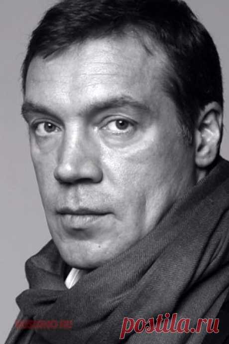 Олег Чернов — биография, фильмография, фотографии актёра Родился 23 июня 1965г. в Прокопьевске, Кемеровской области.  В 1994г. окончил театральный факультет при Саратовской консерватории им. Собинова.  С 1994 по 1999гг. - актер Омского театра драмы. С 2000г. - актер Театра Сатиры "На Васильевском острове" (г. Санкт-Петербург).