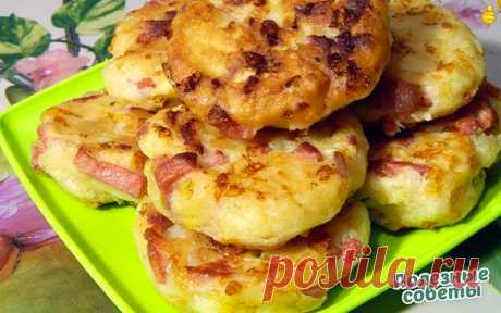 Лепешки творожные с сыром, колбасой и маринованным огурцом
