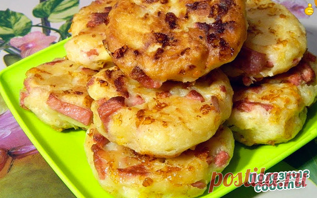 Лепешки творожные с сыром, колбасой и маринованным огурцом