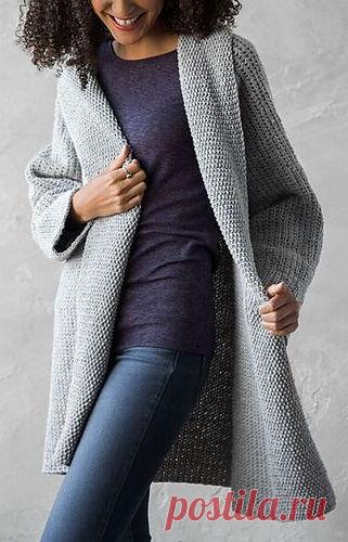 Универсальный кардиган рельефным узором, вязаный спицами сверху вниз