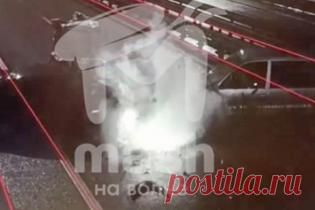 Появилось видео с моментом смертельного ДТП на Крымском мосту. В сети появились кадры с моментом смертельной аварии на Крымском мосту. На записи видно, как ВАЗ-2112, двигавшийся в сторону Краснодарского края, выезжает на встречную полосу, где совершает лобовое столкновение с Hyundai, после чего машины отлетают в еще один автомобиль Lada. Водитель и два пассажира ВАЗ-2112 погибли.