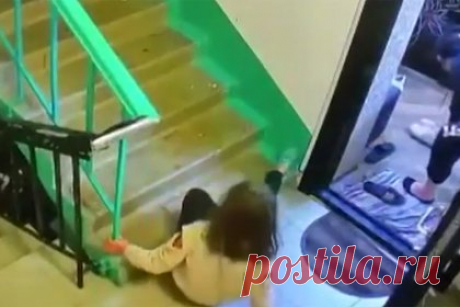 Россиянка выгнала девятилетнюю дочь из дома и стала фигуранткой уголовного дела. В Краснодаре возбудили уголовное дело в отношении россиянки, подвергшей дочь опасности. Женщина выгнала дочь из дома, после чего той пришлось идти к отцу, у которого школьница и осталась жить. В отношении матери возбудили уголовное дело, в рамках которого ей грозит до трех лет колонии.
