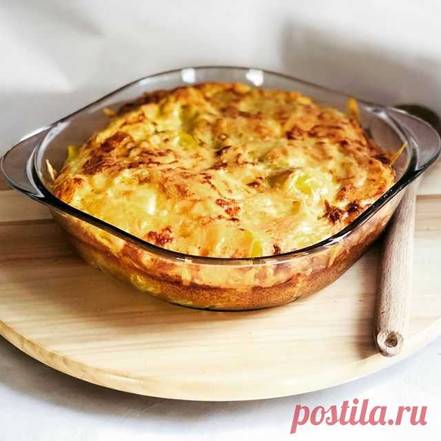 Золотая и ароматная запеканочка с картофелем для похудения мммм.... на #обед по системе минус 60.
Итак, #рецепт на троих человек:
🥄#Картофель - 6 шт.
🥄#Яйцо - 4 шт.
🥄#Молоко - 10 ст.л.
🥄#Сыр (российский) - 100 гр.
🥄Соль и перец
Картофель 🥔 отварить в кожуре в течении 30 минут. Почистить. Нарезать кружочками и уложить в форму (каждый кружок чуть заходит на предыдущий). Взбить яйца с молоком, солью и перцем. Вылить на картофель. Сыр натереть на тёрке и посыпать сверху ...