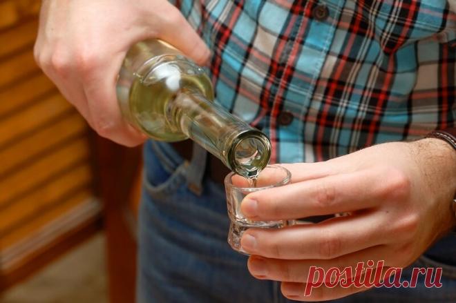 Как правильно пить водку, чтобы полностью раскрыть ее вкус и при этом не чувствовать резкости
Водка — напиток довольно простой. По сути это смесь спирта и воды. Ну, может быть, еще ряд дополнительных компонентов. Однако, даже при употреблении такого простого с точки зрения состава напитка есть определенные нюансы. Более того, эти мелочи, если их не соблюдать, приводят к тому, что вкус водки не ощущается вовсе, а чувствуется только спиртуозность, чего […]
Читай дальше на сайте. Жми подробнее ➡