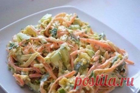 Салат из корейской морковки и курицы

Ингредиенты:
2 филе куриной грудки
3 маринованных огурца
200гр. корейской моркови
200гр. сыра нежирного
2 зубчика чеснока
Сметана 10%
Зелень

Приготовление:
Филе отвариваем в подсоленной воде,затем нарезаем полосочками (или разбираем руками на волокна). Огурцы также нарезаем полосочками,сыр на крупной терке. Смешиваем филе, сыр, огурцы и морковь, добавляем выдавленный через пресс чеснок и заправляем сметаной.