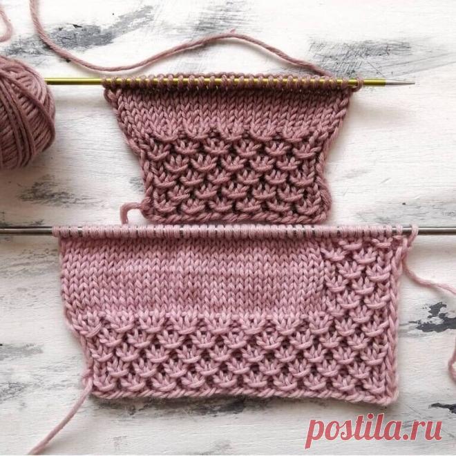 Описание вязания эластичной резинки поворотными рядами:
Для вязания резинки поворотными рядами наберите на спицы число петель кратное 4 + 1 петля для симметрии + 2 кромочные петли.
В нашем узоре 1 и 3 ряды - это изнаночная сторона, а 2 и 4 - это лицевая сторона.
1 ряд: кр. п. , *1 лиц., 1 изн. *, кр. п.
2 ряд: кр. п., 1 изн., *1 лиц, 1 изн., 1 лиц., - эти 3 провязанные петли обернуться рабочей нитью (смотри видео), 1 изн. *, кр. п.
3 ряд: кр. п., *1 лиц., 1 изн. *, кр. п.
4 ряд: кр. п., 1