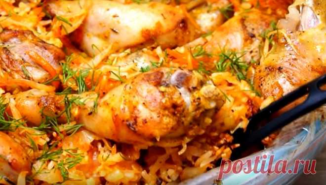 Рис с капустой и курицей: супер ленивый ужин в пакете Рис с капустой и курицей подаем на стол в горячем виде, посыпав свежей или сушеной зеленью. Получается вкусное, сочное и сытное блюдо: для обеда или ужина. Можно назвать его ленивые голубцы: все те же ингредиенты, только на новый лад.