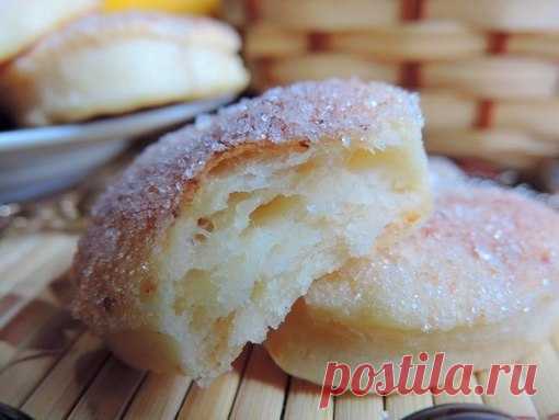 Творожное печенье «Слойка». 

Невероятно вкусное, просто тающее во рту слоеное творожное печенье. Готовится очень легко и просто из минимального набора продуктов. Нравится всем без исключения!!! 

Вам потребуется: 

творог (мягкий) 350 г 
маргарин (размягченный) 250 г 
мука (просеять с разрыхлителем) 420-450 г 
разрыхлитель 1 ч.л. 
ванилин 1 г 
сахар (для посыпки) 100 г 

Как готовить: 

1. Творог размять вилкой с ванилином и размягченным маргарином (по желанию можно замен...