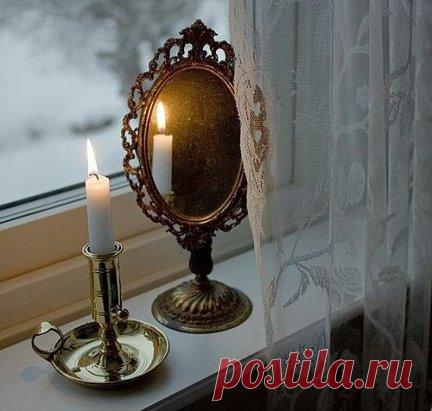 Магия зеркала
Судя по старинным поверьям, основанным на вековом опыте, зеркало может не только отражать изображении, но и накапливать в себе информацию о человеке. Любую. Вот почему в народе считается, что нельзя часто смотреться в зеркало. Почему? А чтобы не передать ему свой внутренний негатив, который имеет свойство возвращаться к нам бумерангом. 
Возможно, все родители замечали, как их детишки на свой лад играют перед зеркалом. То язык ему покажут, то изобразят на лице ужасный оскал. Детям