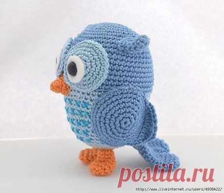 СОВА АМИГУРУМИ. СХЕМА ВЯЗАНИЯ 

Сегодня мы с вами свяжем прекрасную совушку. Схема вязания амигуруми была предложена Tessa van Riet на ее сайте Woolytoons. Переведенная для вас подробная схема вязания амигуруми доставит море удовольствия, а результат будет радовать каждый день!

Нам понадобится:
— пряжа синяя, голубая, оранжевая, немного бирюзовой и черной;
— крючок;
— наполнитель;
— белый фетр;
— безопасный глазик;
— игла и ножницы;
— клей.

Сокращения:
СБН – столбик без ...