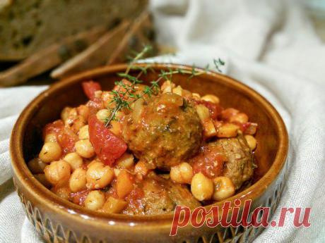 Тефтели в томатном соусе с нутом | Foodbook.su Вы наверное заметили, что я очень люблю тушить мясо в различных томатно-помидорных соусах, добавляя консервированные в собственном соку помидоры, пассату или томатную пасту. Для меня очень важно,