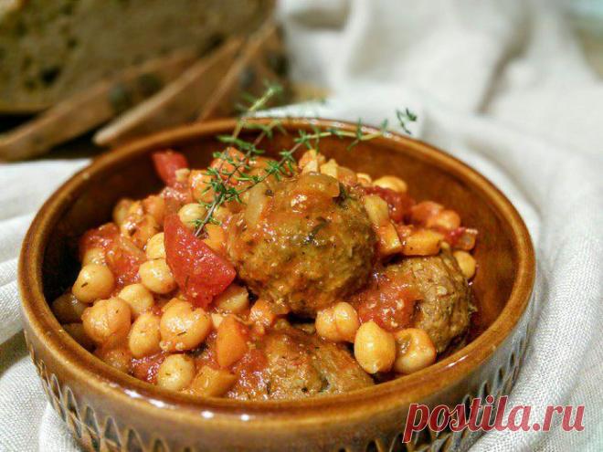 Тефтели в томатном соусе с нутом | Foodbook.su Вы наверное заметили, что я очень люблю тушить мясо в различных томатно-помидорных соусах, добавляя консервированные в собственном соку помидоры, пассату или томатную пасту. Для меня очень важно,