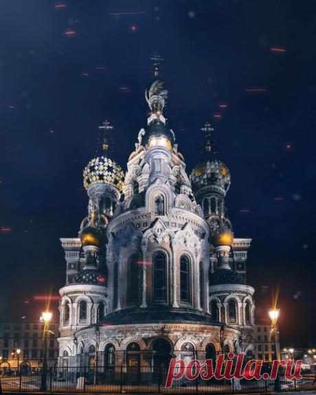 Восемь удивительных фактов о Спасе на Крови

Петербургский храм Спаса на Крови, или Воскресения Христова, считается одной из главных достопримечательностей города на Неве. Храм, построенный в память о гибели Александра II по проекту архитектора Альфреда Парланда был заложен 18 октября 1883 года на месте убийства императора.
Однако не всем горожанам известно, какие тайны и загадки хранит Спас на Крови. Вы узнаете в этой статье, как храм превратился в морг и повлиял на распа...