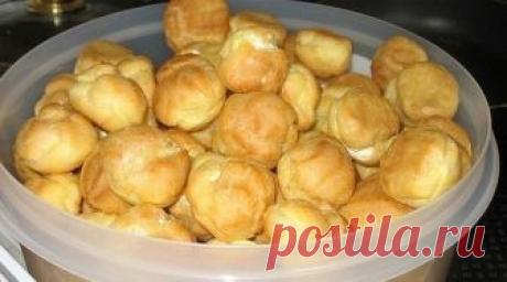 Профитроли. Очень простые и вкусные заварные пирожные! Тем, кто еще не решился сделать профитроли, напоминаю — заварные пирожные очень просты в приготовлении!