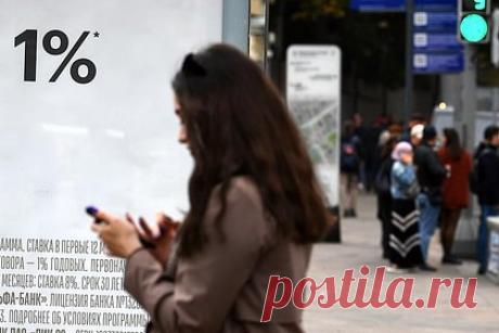 Ослабление рубля связали с торговлей в юанях и рупиях. Рубль слабеет из-за того, что российские экспортеры получают валютную выручку в дирхамах, юанях и рупиях, заявил профессор Высшей школы экономики Евгений Коган. Такой валютой нельзя заплатить за необходимые России товары, объяснил он. Кроме того, рубль падает из-за сложностей с возвратом валюты в Россию.